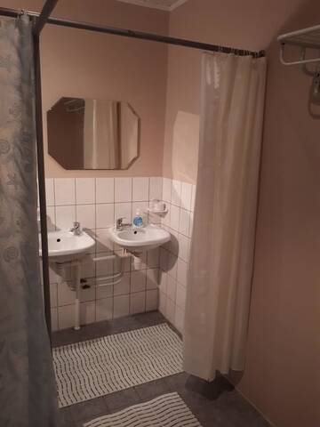Фото номера Трехместный номер с общей ванной комнатой Гостевой дом Sõrve Guest House г. Сальме 4